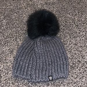 NWT NOBIS Beanie Toqua GRAY black Pom Pom Sapna